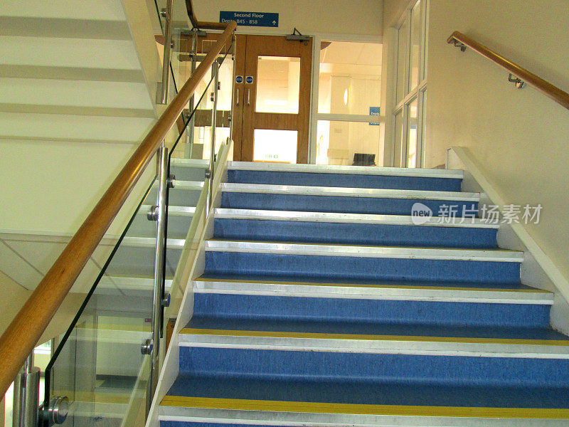现代的蓝色和黄色的楼梯/医院的楼梯